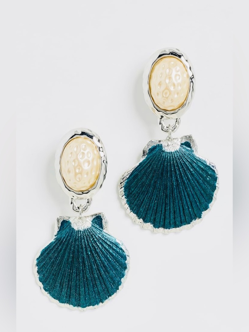 Julietta.Azul Earrings.Seashell accent
Rhodium plated brass.Clip On. Made in USA